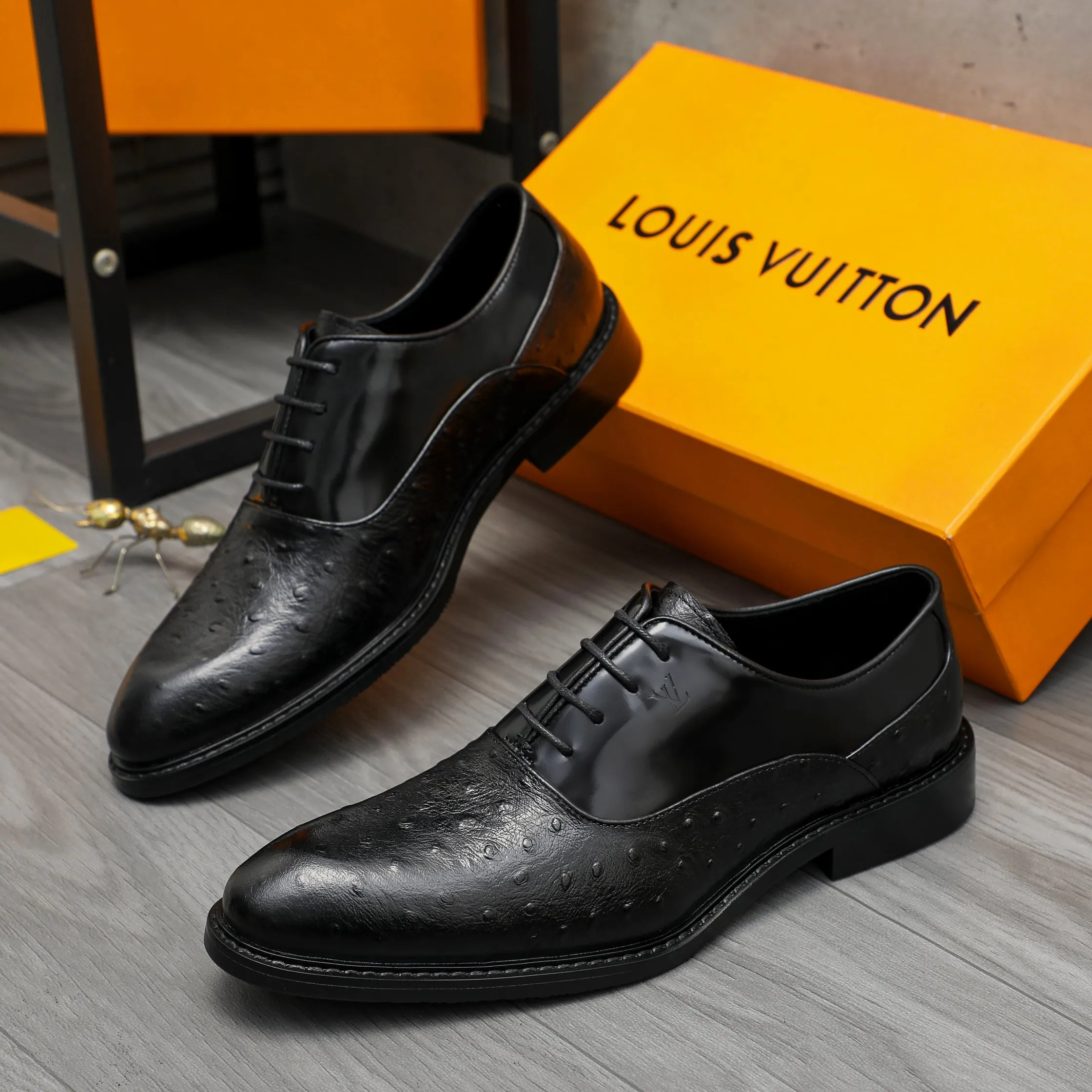 Men's shoes 💰p460 Product trademark: LV (Louis Vuitton) business lace-up formal leather shoes. Regular size: 39-44 (38.45 custom-made, non-refundable) Product materials: Selected high-quality ostrich pattern cowhide spliced ​​with pearlescent cowhide upper, cowhide lining, original rubber outsole